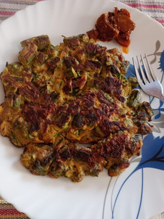 A picture of Okra egg omelet.