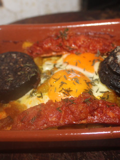 Una foto de Patatas cuadradas con morcilla y chorizo