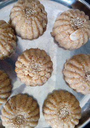 ચુરમાના લાડુ(Churma ladoo Recipe in Gujarati) રેસીપી મુખ્ય ફોટો