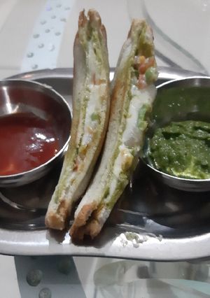 વેજ ચીઝ ગ્રીલ સેન્ડવીચ (Veg cheese Sandwich Recipe in Gujarati) રેસીપી મુખ્ય ફોટો