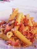 Penne croccanti con noccioline e porchetta
