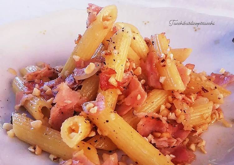 Penne croccanti con noccioline e porchetta