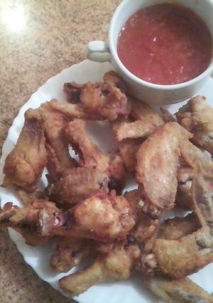 Una foto de Alitas fritas con salsa picante