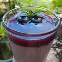 Una foto de Panna cotta de coco con coulis de blueberry