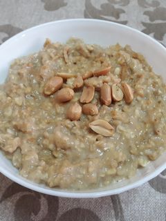 Una foto de Gachas de avena y cacahuete veganas
