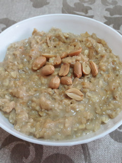 Una foto de Gachas de avena y cacahuete veganas