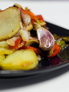 Una foto de Patatas a lo pobre con verdura y bacon