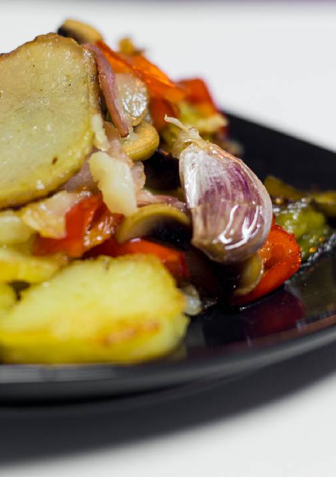Una foto de Patatas a lo pobre con verdura y bacon