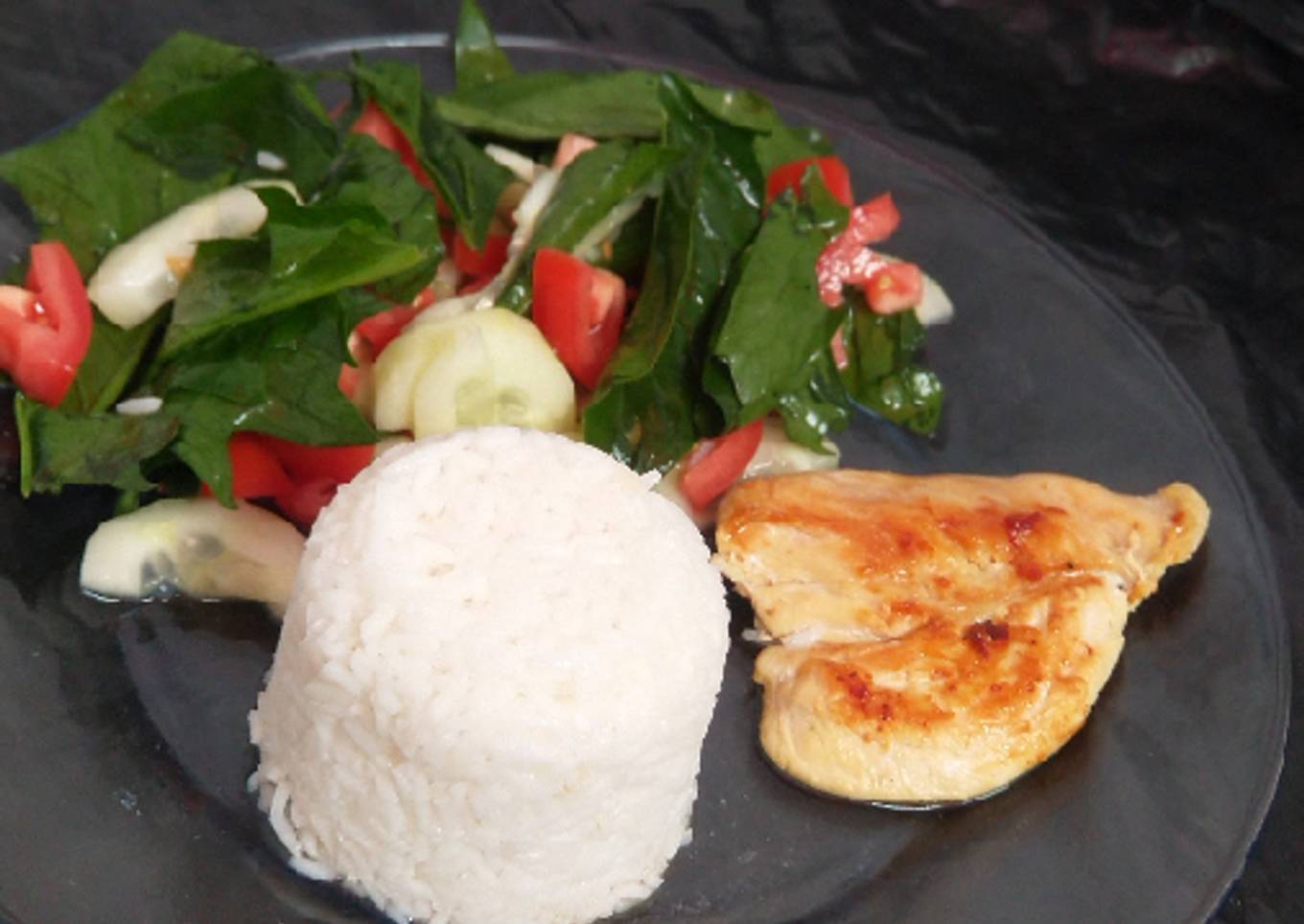 Pollo a la plancha con arroz y ensalada de espinaca