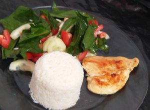 Una foto de Pollo a la plancha con arroz y ensalada de espinaca