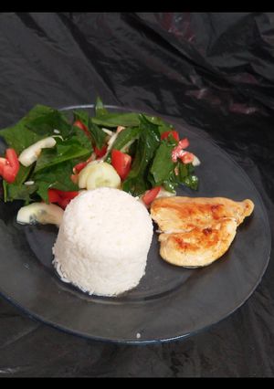 Una foto de Pollo a la plancha con arroz y ensalada de espinaca