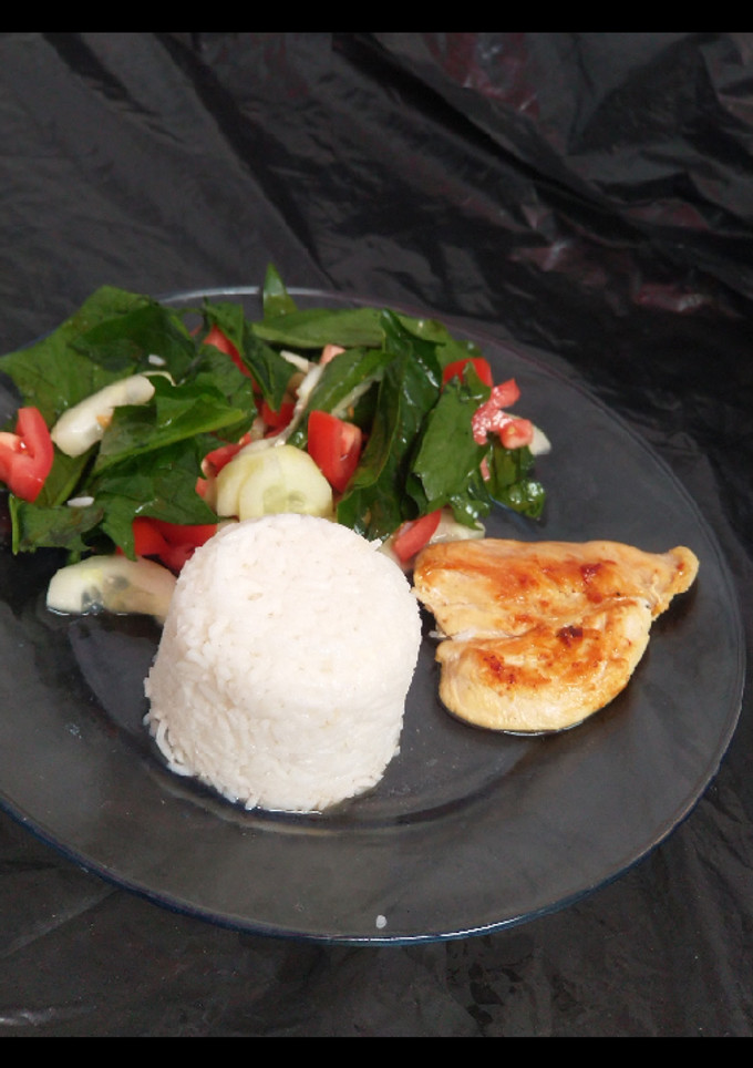 Una foto de Pollo a la plancha con arroz y ensalada de espinaca