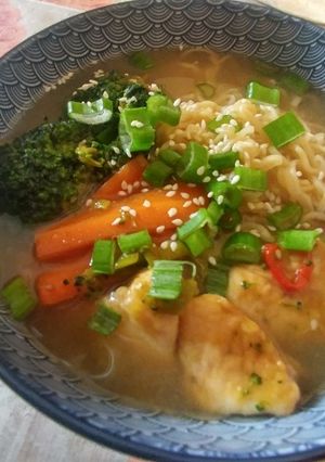 Foto di Ramen "a modo mio" con Mie-Noodles, Pollo e Verdure