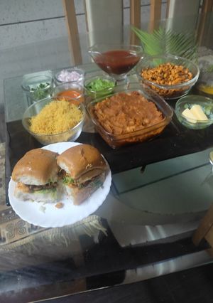 A picture of Kachhi Dabeli.