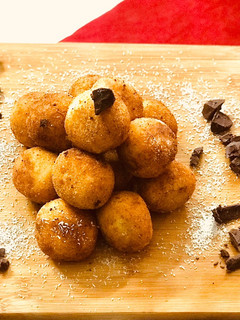 A picture of Sweetened rice balls.