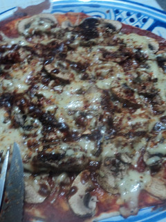 Una foto de Pizza Mexicana rápida con salsa de chipotle y champiñones
