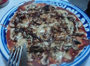 Una foto de Pizza Mexicana rápida con salsa de chipotle y champiñones