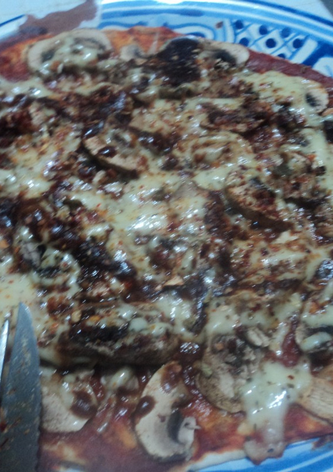 Una foto de Pizza Mexicana rápida con salsa de chipotle y champiñones