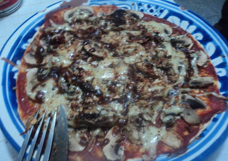 Pizza Mexicana rápida con salsa de chipotle y champiñones