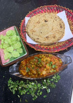 A picture of Mix sabzi with roti.