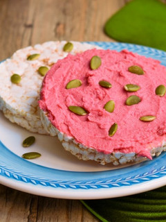 Una foto de Tortitas de arroz integral con hummus de remolacha