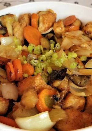Una foto de Verduras crocantes con dados de pollo a las 5 especias orientales