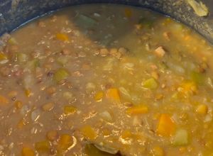 Foto de Sopa de lentilha com legumes e bacon