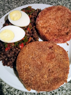 Una foto de Hamburguesas de Remolacha con Ensalada de Lentejas!🇦🇷❤️