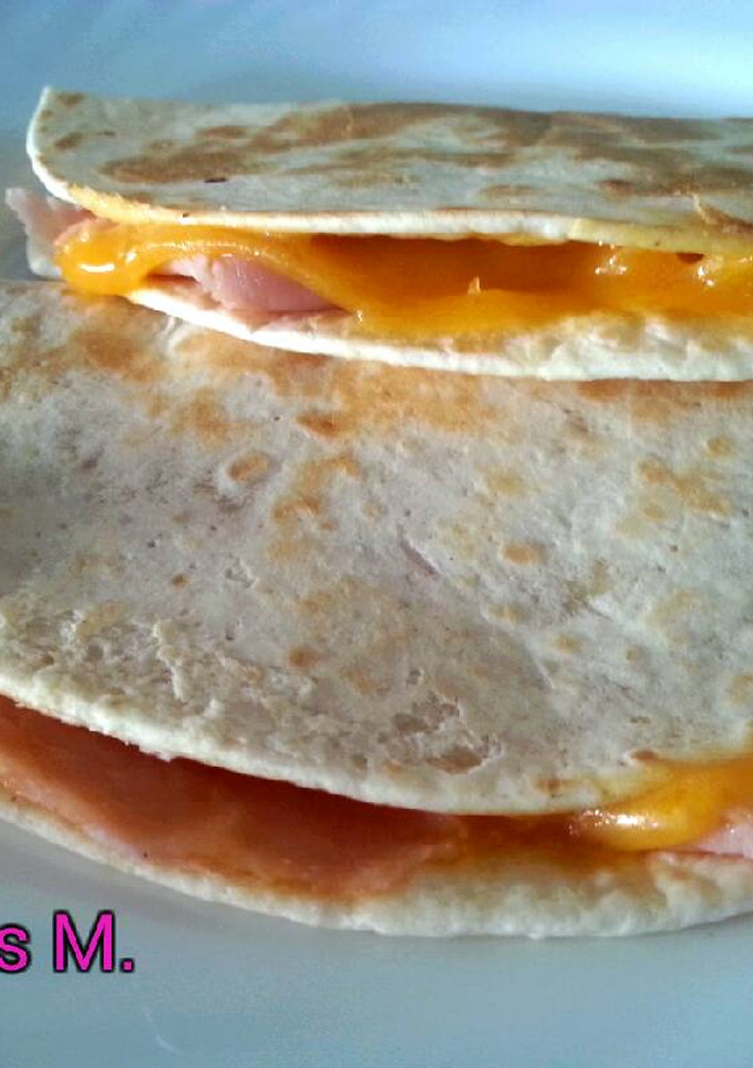 Una foto de Tortillas de jamón y queso