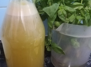 Una foto de Jugo de naranjas, jengibre y albahaca 🍊
