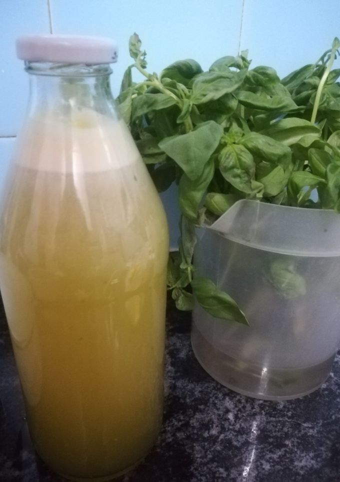 Una foto de Jugo de naranjas, jengibre y albahaca 🍊