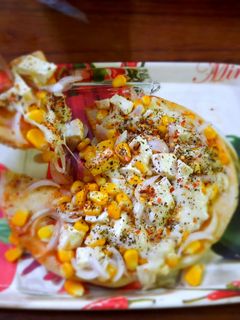 पनीर अनियन पिज़्ज़ा (Paneer Onion Pizza recipe in Hindi) रेसिपी मुख्य फोटो