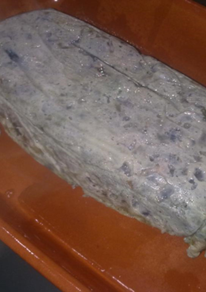 Una foto de Pastel de lombarda y gambas