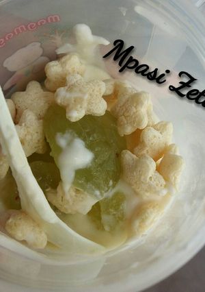 Foto resep Mpasi 9+ : Yoghurt toping anggur dan banana puff