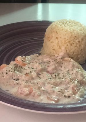 Una foto de Merluza y camarones a la crema con arroz