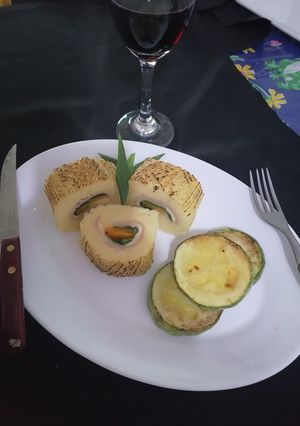 Una foto de Rollitos de papas rellenas con jamón queso zanahoria y acelga