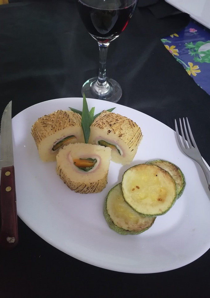 Una foto de Rollitos de papas rellenas con jamón queso zanahoria y acelga