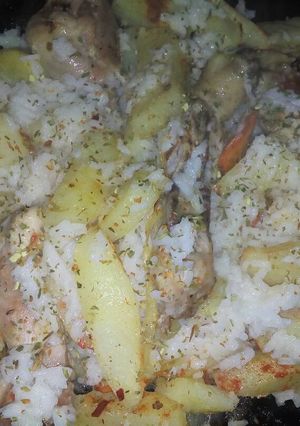 Una foto de Pollo con arroz y papas