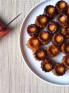 Une photo de Mini cannelés chorizo comté