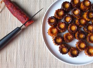Une photo de Mini cannelés chorizo comté