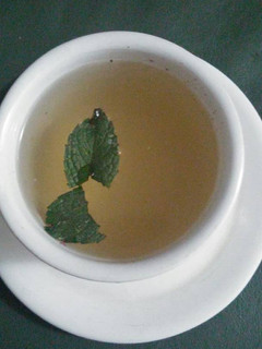 Una foto de Té de menta, cardamomo y miel para disfrutar del frío