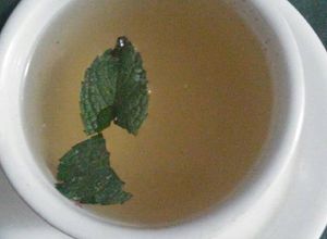 Una foto de Té de menta, cardamomo y miel para disfrutar del frío