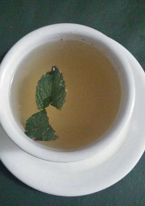 Una foto de Té de menta, cardamomo y miel para disfrutar del frío