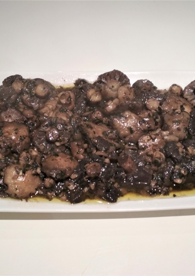 Una foto de Champiñones silvestres al ajillo