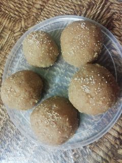લાડુ (Ladoo Recipe In Gujarati) રેસીપી મુખ્ય ફોટો