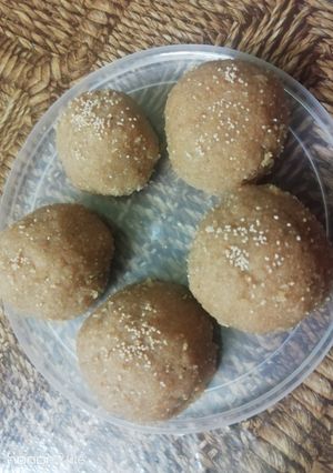 લાડુ (Ladoo Recipe In Gujarati) રેસીપી મુખ્ય ફોટો