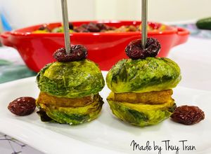 Hình của món Finger Food 9 👌- món chay 🌱🍃Burger bắp cải Brussels tí hon  - Rau củ nướng.