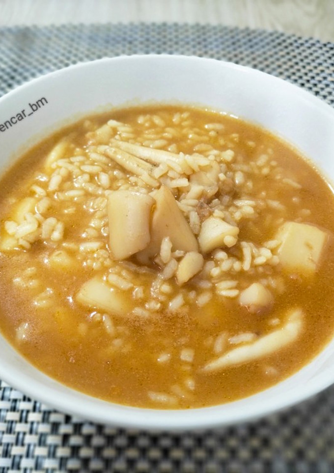 Una foto de Arroz caldoso con sepia y caldo de alga fucus con azafrán