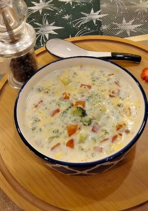 A picture of Broccoli and potato soup.