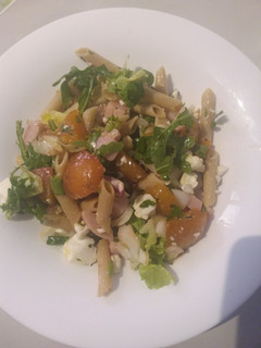 Una foto de 🥗 Ensalada de pasta 🍝, albaricoque🍑, queso fresco🧀 y pavo🦃